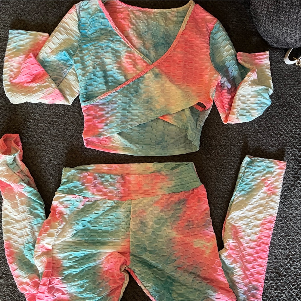 SHEIN matching “ butt lifting” leggings and matching shirt. Size LG never worn.